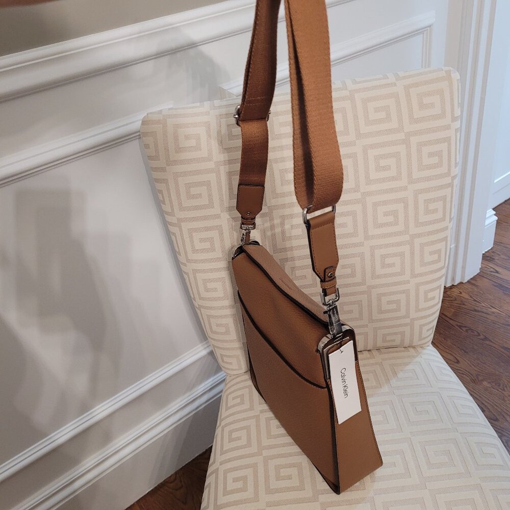 Calvin Klein Crossbody Bag. Large Caramel Silvertone Hardware Adjustable Strap. - Picture 4 of 14